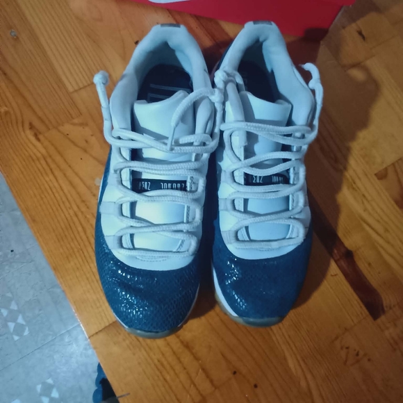 Jordan Men's Navy and White Sneakers - Picture 3 of 4